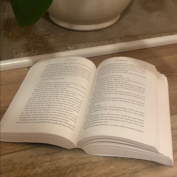 The Nightingale by Kristin Hannah - Picture 4 of 4